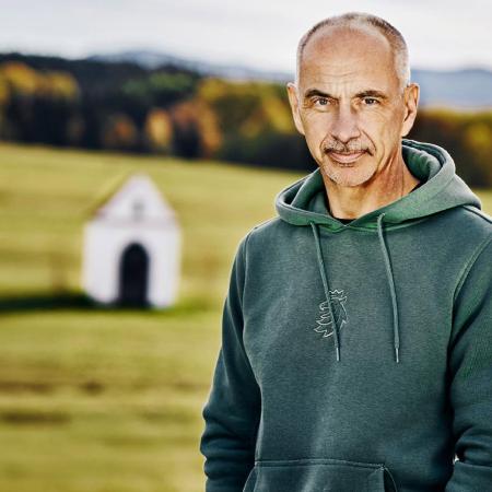 LISTOPAD: Jihočeský hejtman Martin Kuba oznámil, že kvůli odlišnému pohledu na politiku opouští ODS a že založí nové hnutí. Přidala se k němu řada jihočeských politiků.