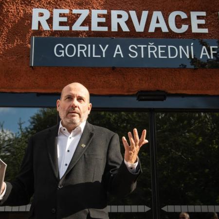 ZÁŘÍ: Ředitel pražské zoologické zahrady Miroslav Bobek oznámil, že ke konci října rezignuje. Zaměstnanci ho obvinili z bossingu a šikany, což ředitel odmítl.
