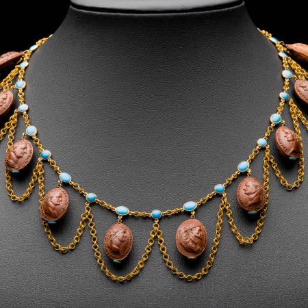 Náhrdelník s oboustrannými řezbami na ovocných peckách; na líci profily římských císařů