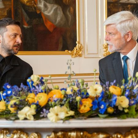 KVĚTEN: Prezident Petr Pavel s manželkou Evou přivítal na Pražském hradě ukrajinského prezidenta Volodymyra Zelenského s chotí Olenou. Prezidenti hovořili o vývoji situace na Ukrajině, výhledu mírových jednání, ale také možnostech poválečné obnovy Ukrajiny.