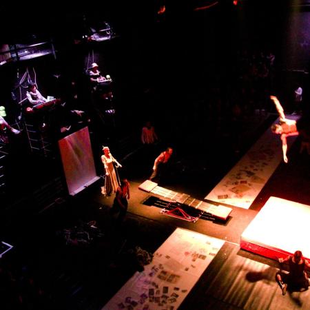 Inscenace Up End Down Cirku La Putyka