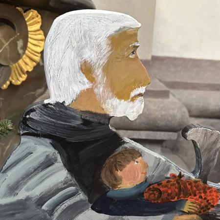 Hodně rychle přijel poutník na motorce. Veze statečného chlapečka, který zachránil svého dědečka, píše se v popisu betléma