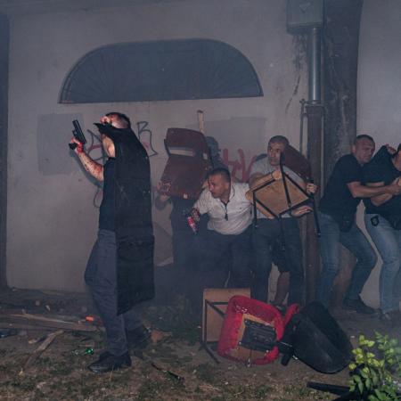 PROJEKT EVROPA Andrej Hložan, Speciální jednotka vojenské policie Kobra se ukrývá za školními lavicemi během protestů v Novi Sadu