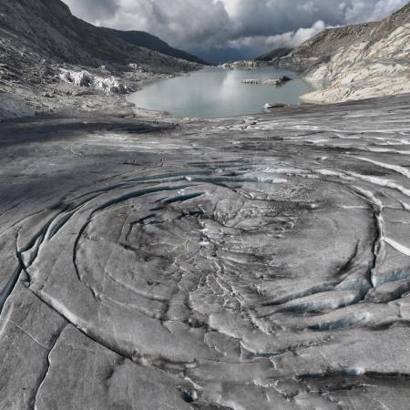 PROJEKT EVROPA Sean Gallup, Getty Images, Vědci provádějí měření na tajícím ledovci Rhôny ve Švýcarsku