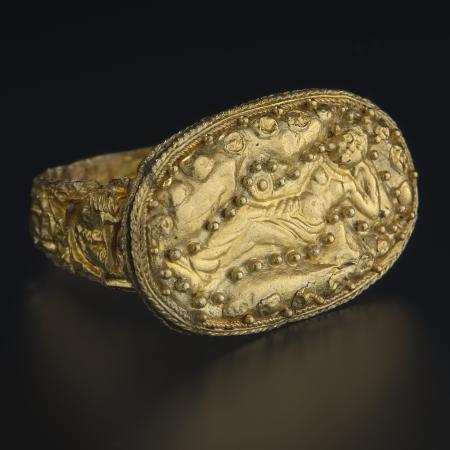 Prsten s ležícím Hermafroditem Středomoří, 5.–4. století př. n. l.