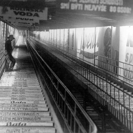 Sté narozeniny oslaví 21. března první eskalátor v českých zemích. Vedl z nábřeží na Letnou