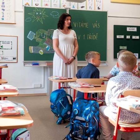 ČERVEN: Sněmovna znovu schválila omezení odkladů základní školní docházky. Novelu přijala takřka jednomyslně i s nahrazením známkování začínajících žáků slovním hodnocením, které odmítl Senát.