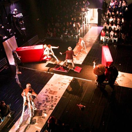 Inscenace Up End Down Cirku La Putyka