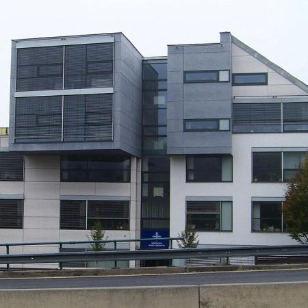 LISTOPAD: Národní centrála proti organizovanému zločinu obvinila 12 lidí a pět firem kvůli manipulaci s veřejnými zakázkami v souvislosti se zakázkami Ředitelství silnic a dálnic.