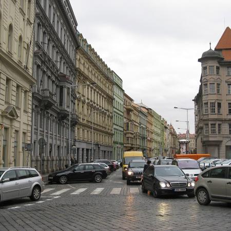 Placený systém parkování začal v Praze platit 29. dubna 1996. Šlo o vybrané zóny části Prahy 1 na pravém břehu Vltavy