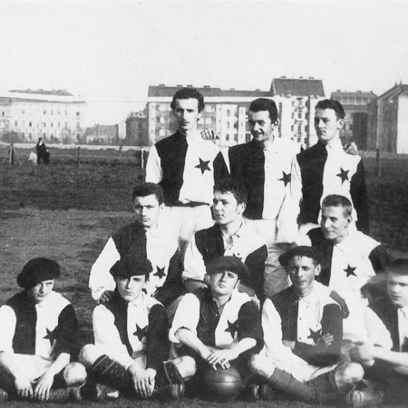 Fotbalový klub Slavia Praha byl založen v 21. ledna 1896, snímek byl pořízen téhož roku