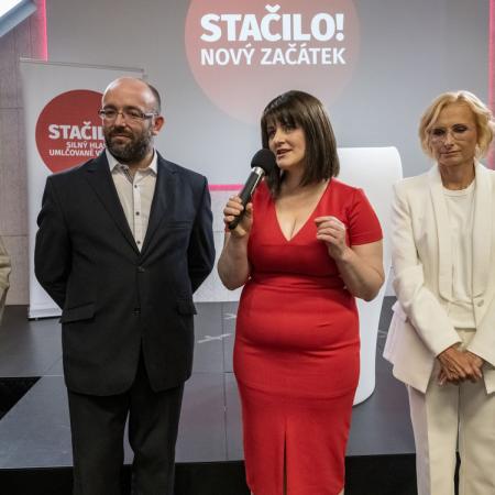 ČERVENEC: Předsednictvo hnutí Stačilo! schválilo spolupráci se sociálními demokraty pro sněmovní volby. Předsednictvo SOCDEM vyzvalo ke společnému postupu Stačilo! koncem června, následně ze stany odešla řada známých tváří.