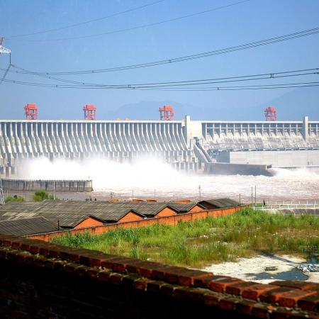 20. květen 2006: V Číně na řece Jang-c'-ťiang byla dokončena výstavba přehradní hráze největšího hydroenergetického projektu na světě Tři soutěsky