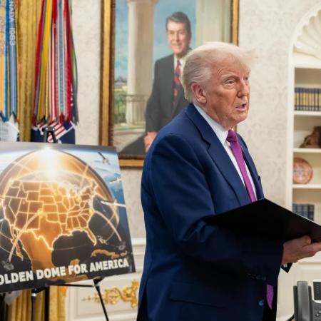 Donald Trump při oznámení vzniku Zlaté kupole