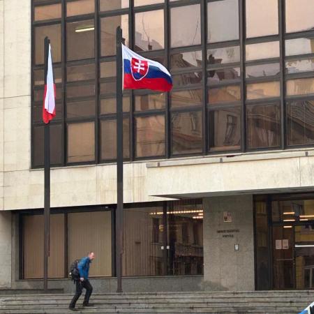 Ukrajinskou vlajku na budově resortu vnitra vystřídala slovenská