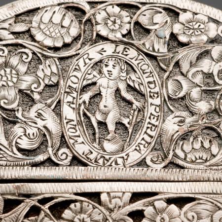 Závěsné pouzdro na nůžky, na jedné straně Erós (Amor)