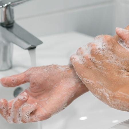 SRPEN: Státní zdravotní ústav oznámil, že lékaři již zachytili v Česku více než 1000 případů žloutenky typu A. Čísla rostla po celý rok, do začátku prosince zemřelo 32 lidí.