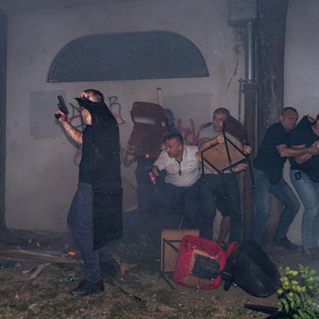 2. místo v kategorii PROJEKT EVROPA, Andrej Hložan, Speciální jednotka vojenské policie Kobra se ukrývá za školními lavicemi během protestů v Novi Sadu