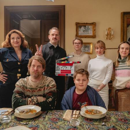 Natáčí se hvězdně obsazená vztahová komedie Něco jako rodina