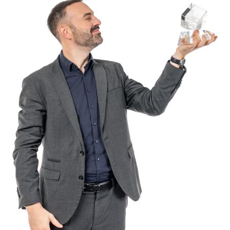 Michal Smetana (FSV UK) – inovativním způsobem propojuje oblasti mezinárodních vztahů, bezpečnostních studií a politické psychologie, kam vnesl dokonce experimentální metody z přírodních věd.