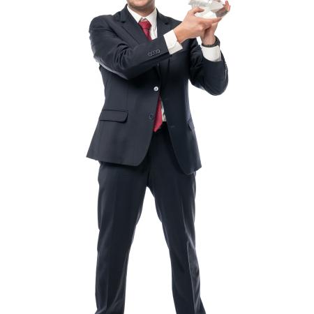 Michal Vališka (MFF UK) – vyvinul přípravu extrémně čistých krystalů uranové sloučeniny UTe2, které zásadně ovlivnily světový výzkum kvantových materiálů a přiblížily vývoj supravodičů a kvantových počítačů.