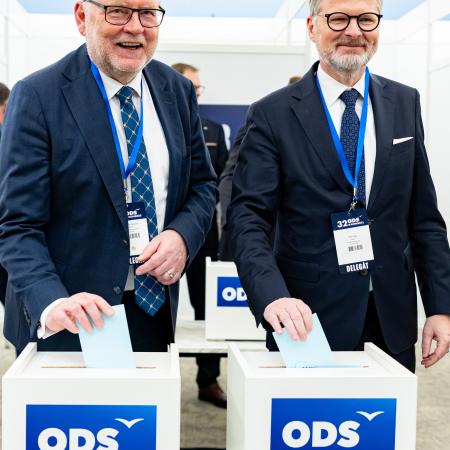 Petr Fiala a Zbyněk Stanjura hlasují