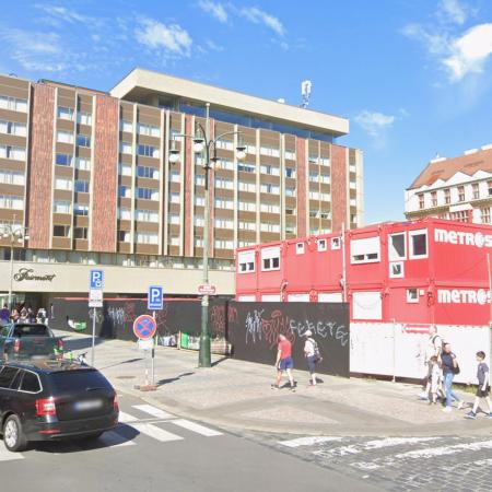 Piazzetta před hotelem Fairmont z 25. září 2025