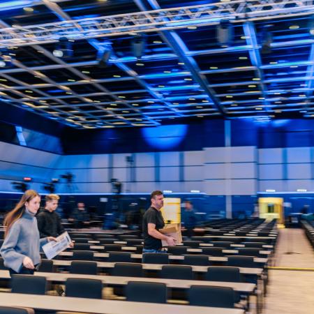 Poslední přípravy v sále před zahájením kongresu