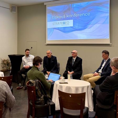 Tisková konference Strategeo - zleva analytik STEM/MARKu Jan Burianec, ředitel Strategeo Institute Veselin Vačkov, zakladatel a prezident Strategeo Institute Jan Macháček, ředitel STEM/MARKu Tomáš Rychecký