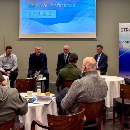 Tisková konference Strategeo - zleva analytik STEM/MARKu Jan Burianec, ředitel Strategeo Institute Veselin Vačkov, zakladatel a prezident Strategeo Institute Jan Macháček, ředitel STEM/MARKu Tomáš Rychecký