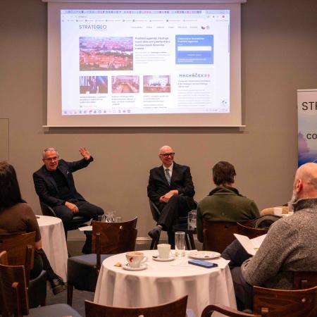 Tisková konference Strategeo - zleva analytik STEM/MARKu Jan Burianec, ředitel Strategeo Institute Veselin Vačkov, zakladatel a prezident Strategeo Institute Jan Macháček, ředitel STEM/MARKu Tomáš Rychecký