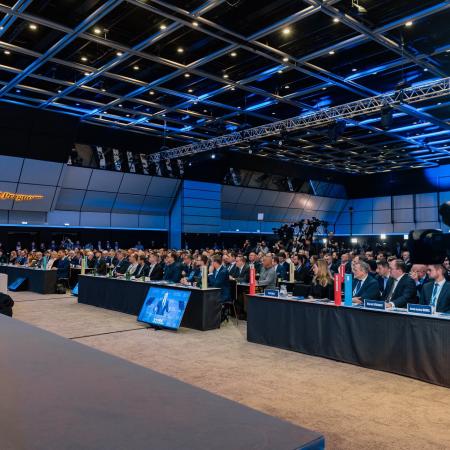 Účastníci kongresu ODS poslouchají projev Petra Fialy