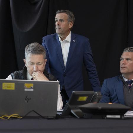 Předseda Sboru náčelníků štábů generál Dan Caine, ředitel CIA John Ratcliffe a ministr války Pete Hegseth sledují americké vojenské operace ve Venezuele z klubu Mar-a-Lago v Palm Beach na Floridě v sobotu 3. ledna 2026.