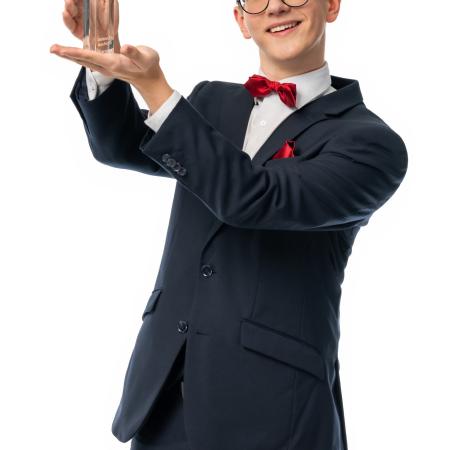 Cenu Neuron Rising Star obdržel Václav Verner, hvězda světových chemických olympiád, jenž po maturitě na gymnáziu nastoupil rovnou do druhého ročníku VŠCHT. 