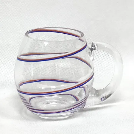 Půllitr obtočený trikolorou vznikl ve Floriánově huti. Má příznačný název Česká trikolora.