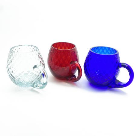 Půllitry z dílny Floriánova huť. Barevnost jednotlivých kusů – křišťálová, červená a modrá – je dána složením a barvením skloviny. 