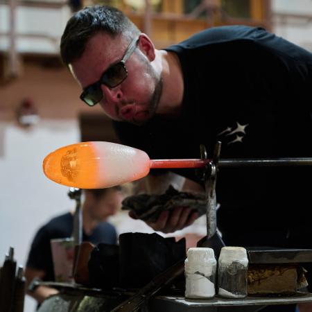 Každá trofej The Glide vzniká ručním foukáním bez použití formy. Sklo je tvarováno přímo v rukách zkušeného skláře.