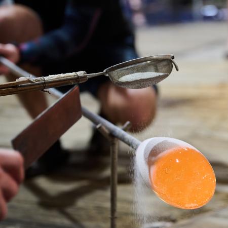 Do horké skloviny se přidává soda a opálový prášek, díky nimž na trofeji vzniká jemný přechod připomínající sníh a led. 