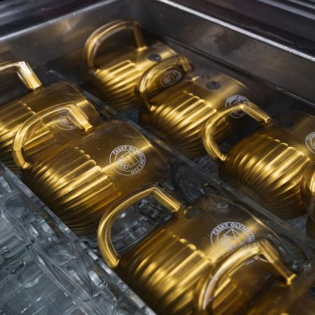 Speciální zlatý půllitr navrhnul Rony Plesl