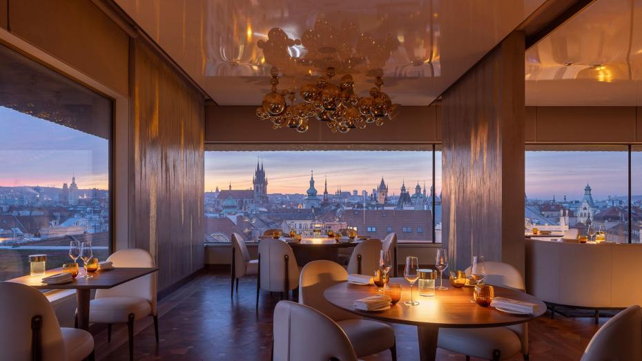 Do restaurace Zlatá Praha se vrátily zlaté lustry Huga Demartiniho
