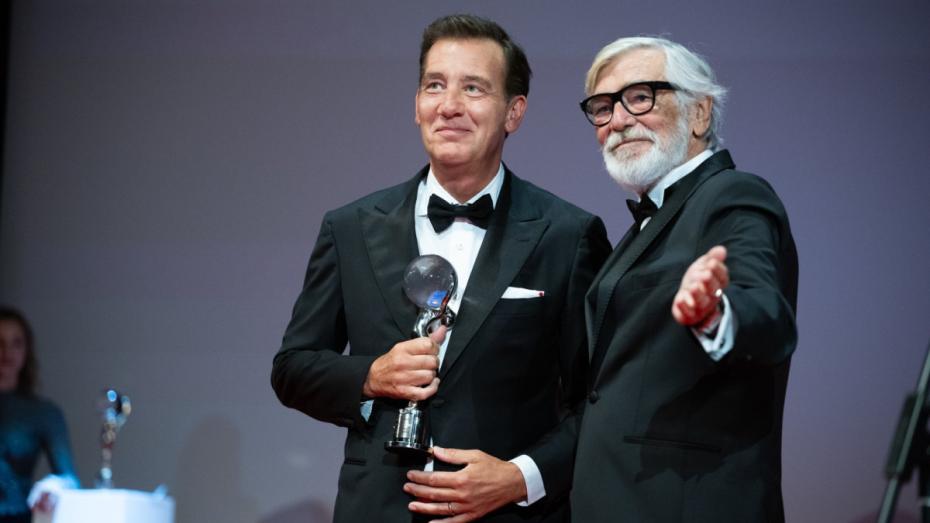 Herec Clive Owen od Jiřího Bartošky obdržel cenu Prezidenta MFF KV 