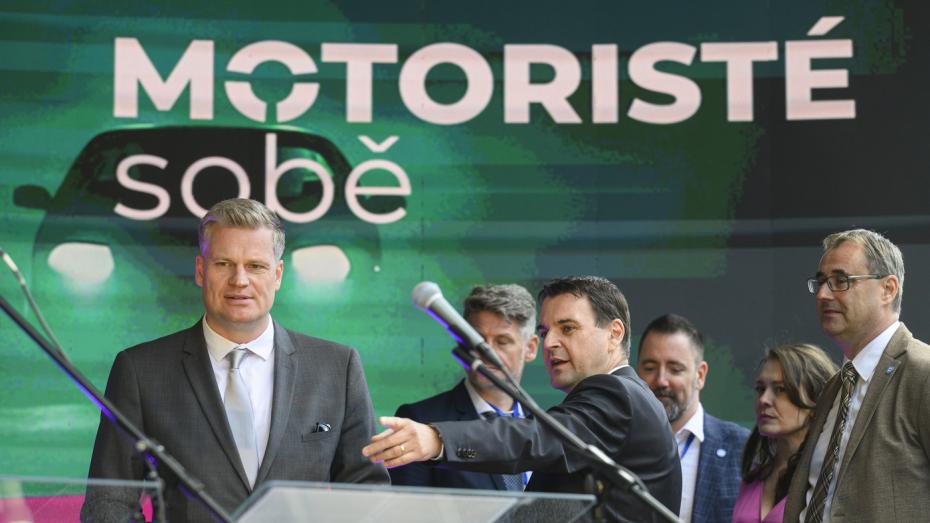 Zahájení kampaně Motoristů. Zleva Filip Turek, Petr Macinka a Boris Šťastný.