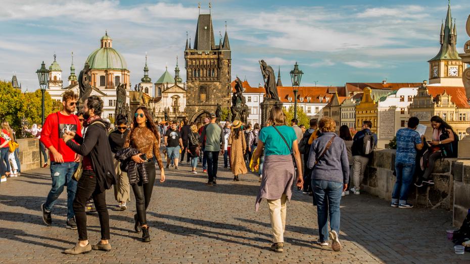 Turistika na Karlově mostě - ilustrační foto