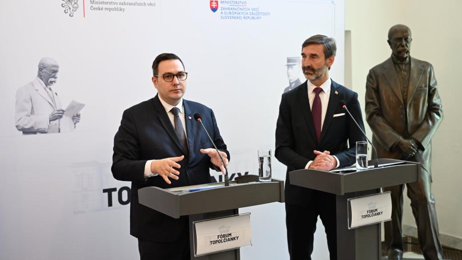 Ministr zahraničí Jan Lipavský a jeho slovenský protějšek Juraj Blanár na tiskové konferenci v Topolčiankách.