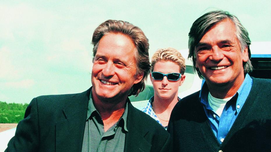 Americký herec Michael Douglas na archivním snímku s Jiřím Bartoškou