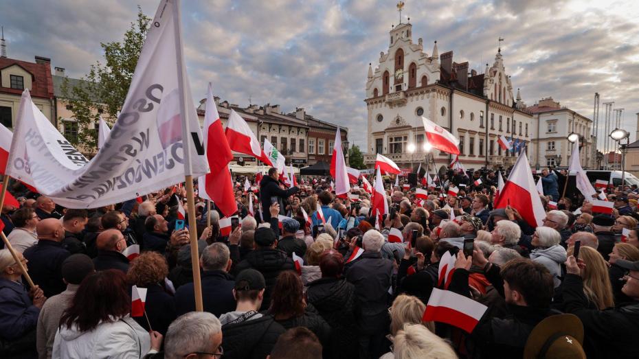 Vítěz polských voleb Karol Nawrocki ve městě Řešov.
