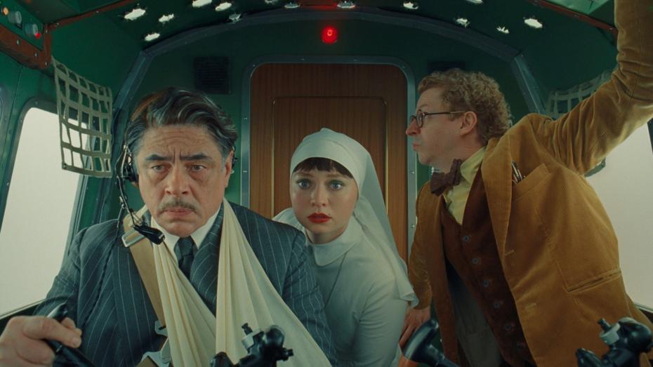 Benicio Del Toro, Mia Threapletonová a Michael Cera ve filmu Fénické spiknutí
