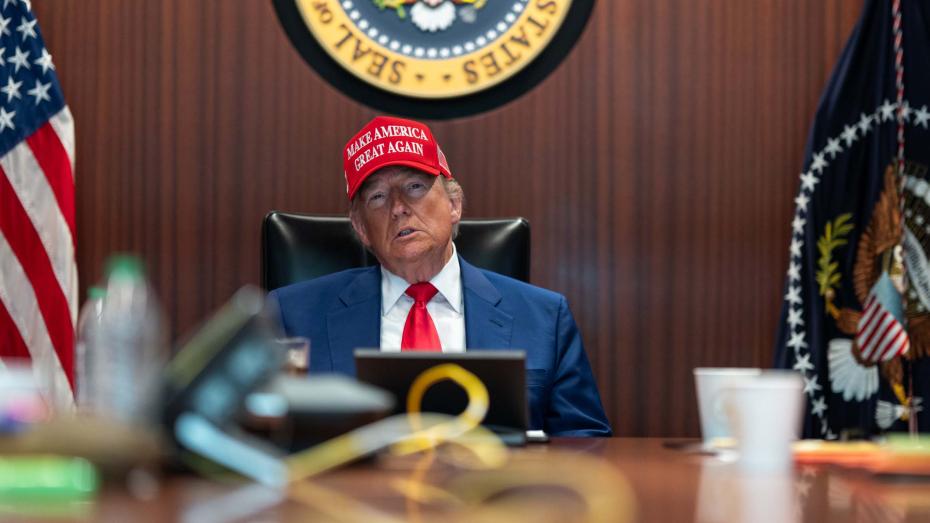 Donald Trump v krizové místnosti