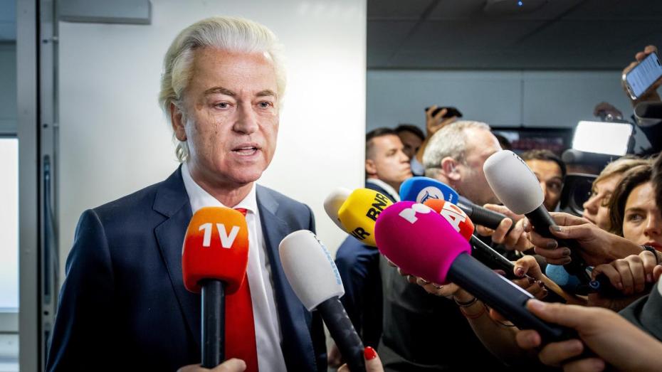 Geert Wilders hovoří s novináři po koaličním jednání v Dolní sněmovně.