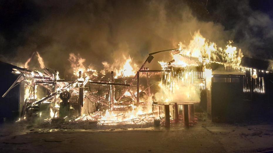 Třetí stupeň požárního poplachu vyhlášen u požáru restaurace v kempu